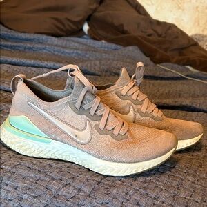 Nike Women's Tan and Mint Sneakers